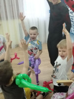 К детям пришли сказочные герои К детям пришли сказочные герои.