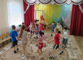 Нам живется лучше всех Нам живется лучше всех.