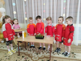 Первая весенняя зелень поспевает на глазах детей Первая весенняя зелень поспевает на глазах детей.